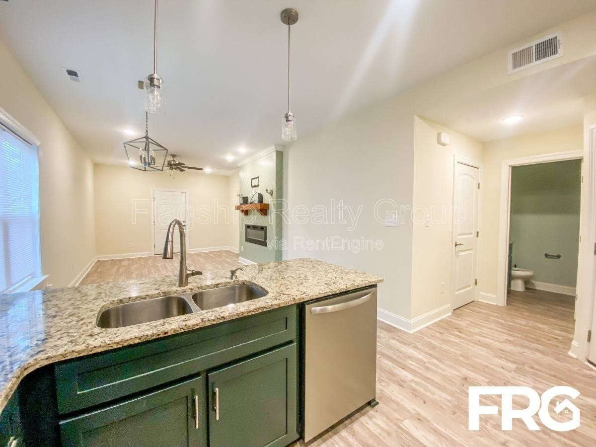 1407 S Taylor St - Photo 3 of 10