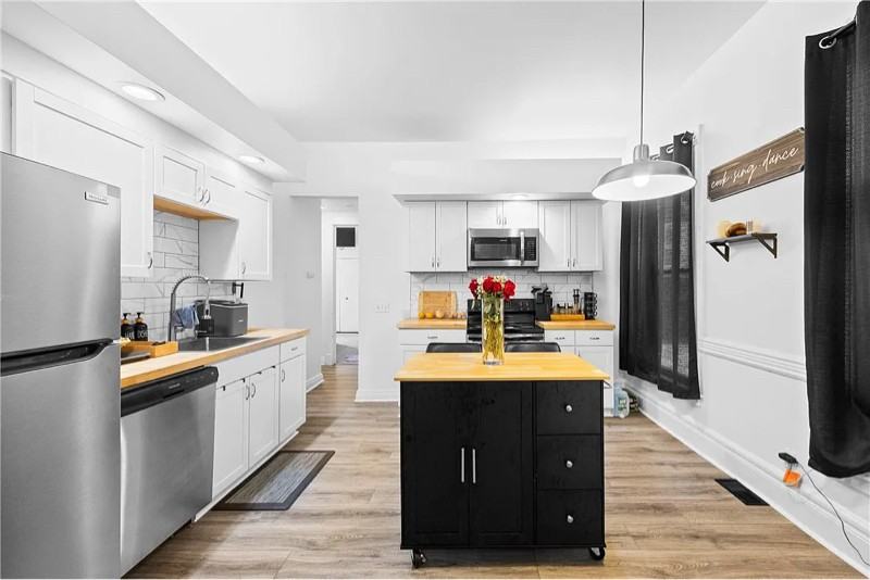 469 Alexander St #1 - Photo 3 of 20