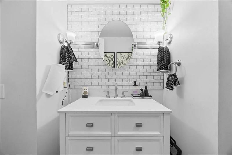 469 Alexander St #1 - Photo 6 of 20