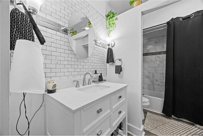 469 Alexander St #1 - Photo 7 of 20