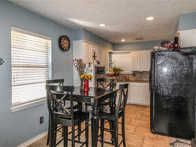 2758 S Pickard Ave - Photo 4 of 8