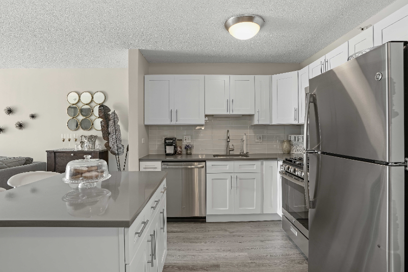 578 N State St - Photo 3 of 16