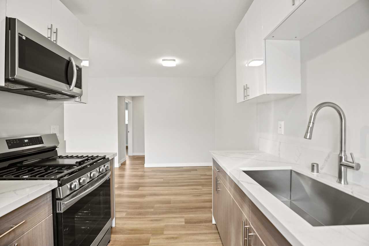 1352 West 36th Place #2 - Photo 6 of 32