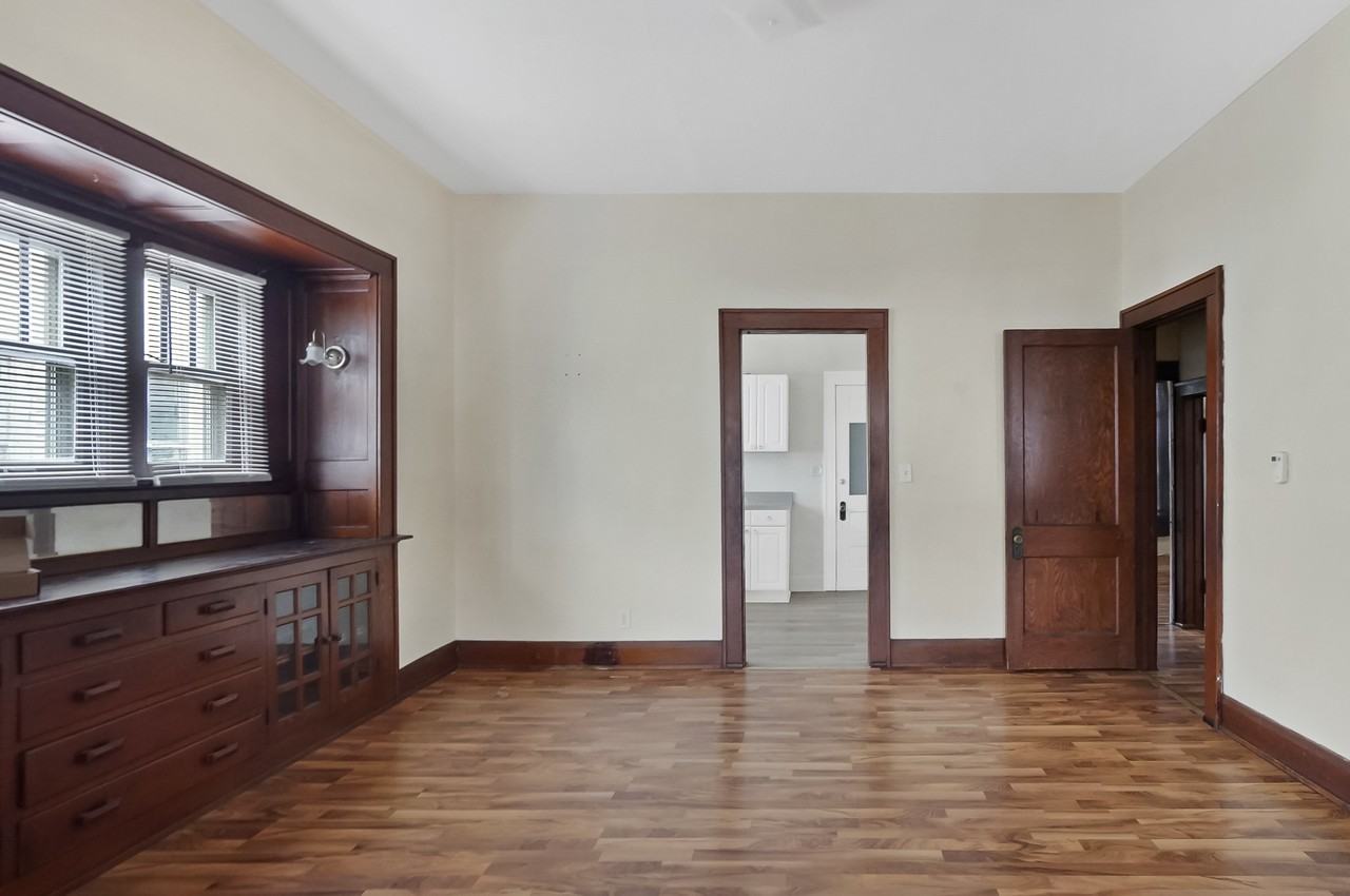 908 Forsythe St - Photo 5 of 13