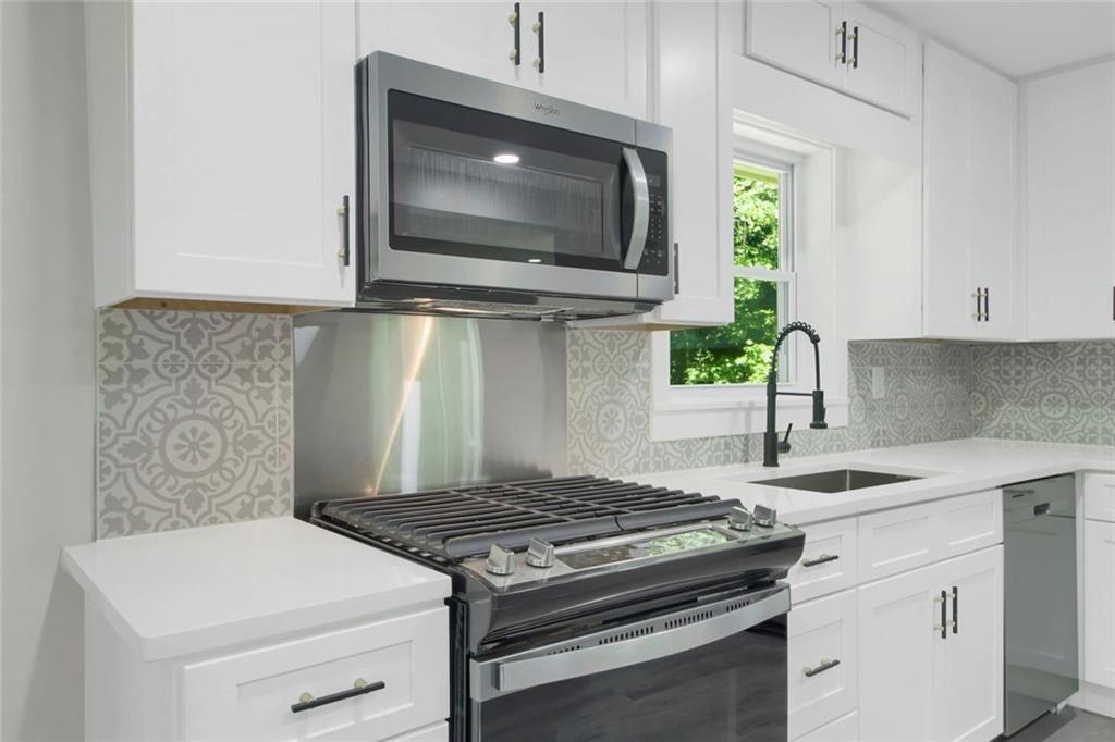 2926 Monterey Dr - Photo 3 of 9
