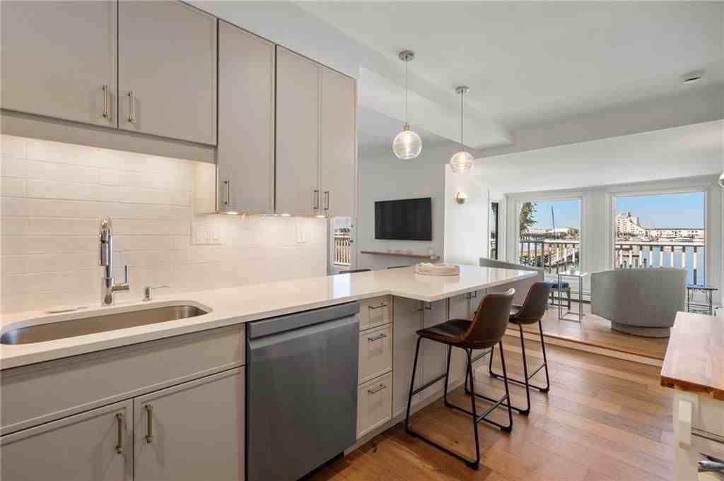 58 Washington St ##3 - Photo 4 of 25