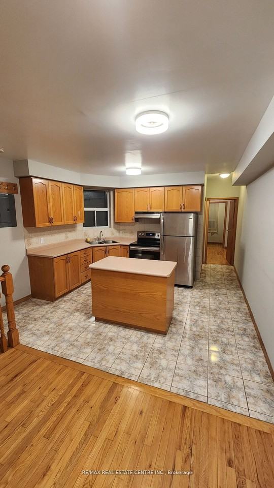 908 Ossington Avenue - Photo 3 of 12