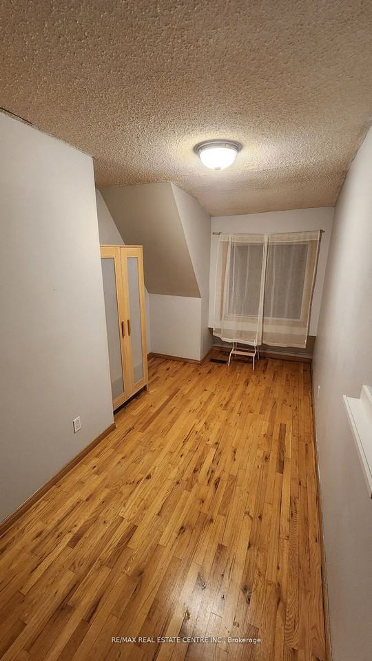 908 Ossington Avenue - Photo 4 of 12