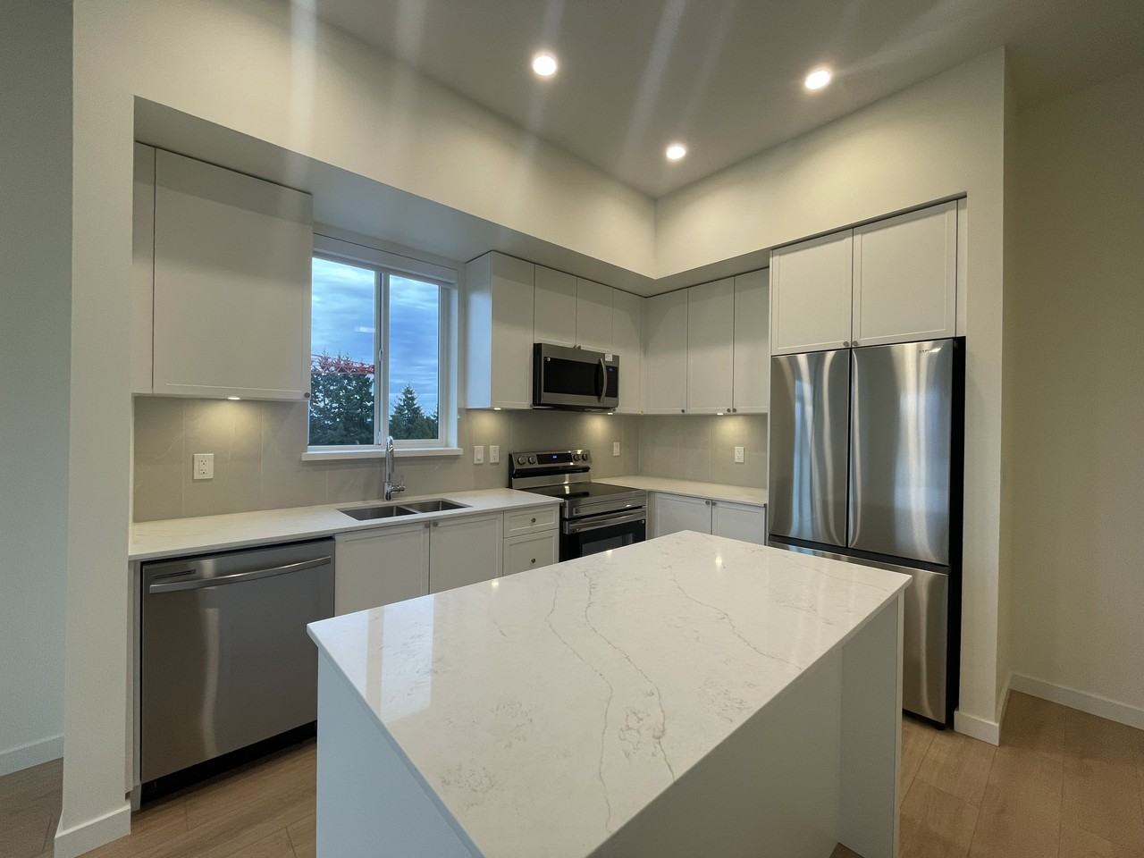 14778 106 Avenue - Photo 4 of 15