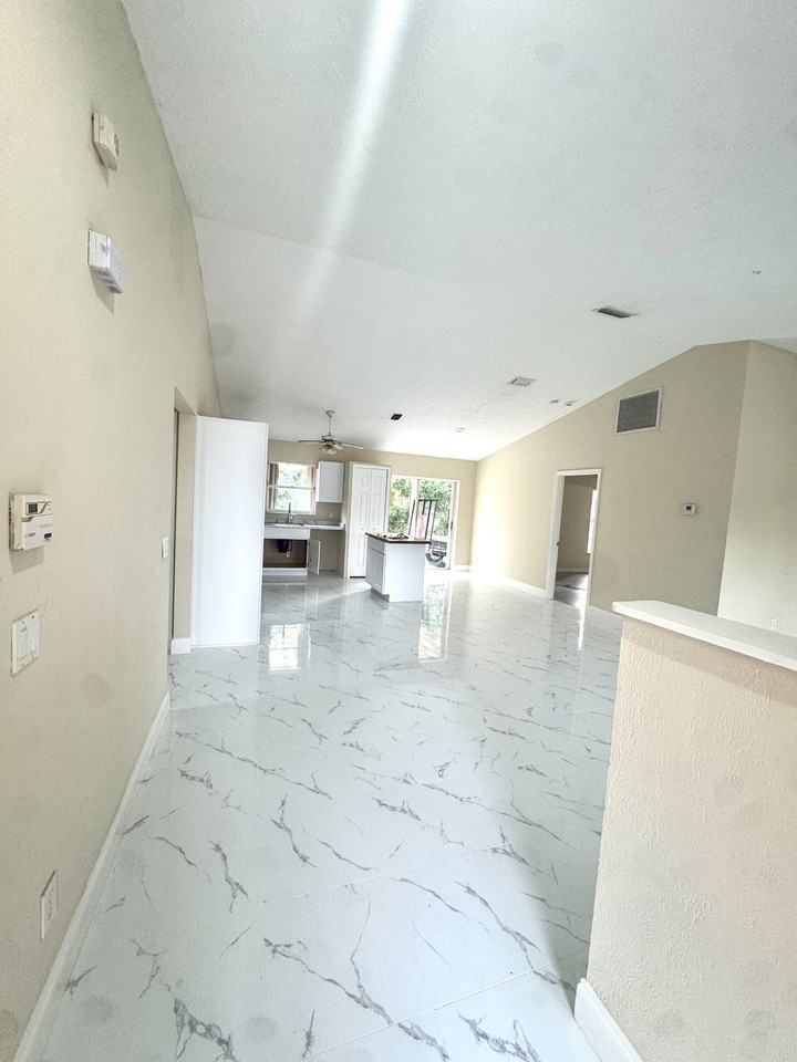 652 Sw Sarazen Ave #NA - Photo 2 of 9