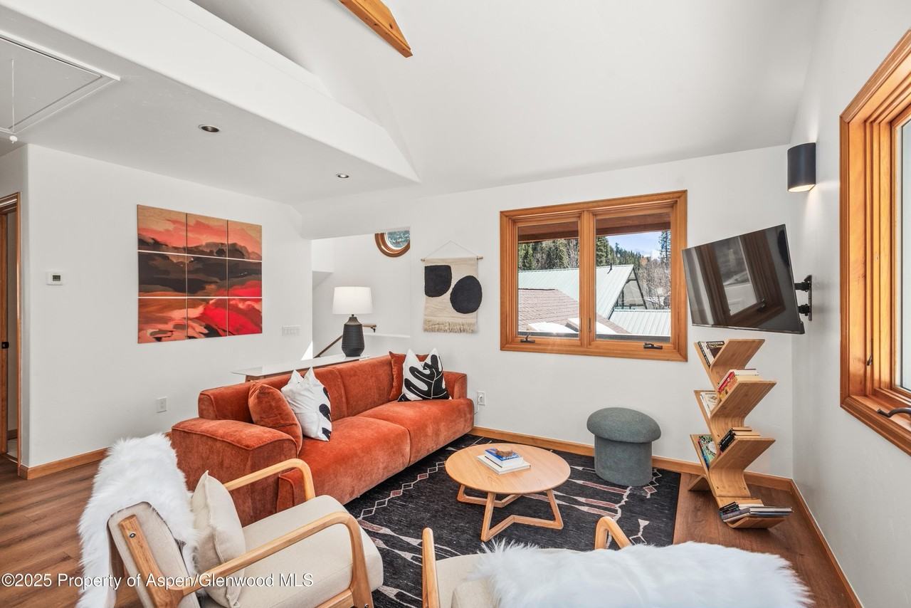 385 Redstone Boulevard unit: Upper - Photo 2 of 21