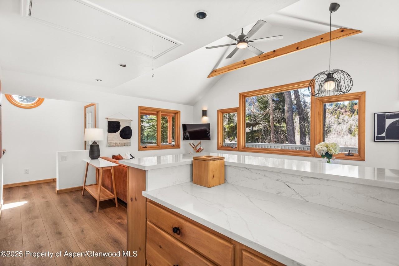 385 Redstone Boulevard unit: Upper - Photo 3 of 21