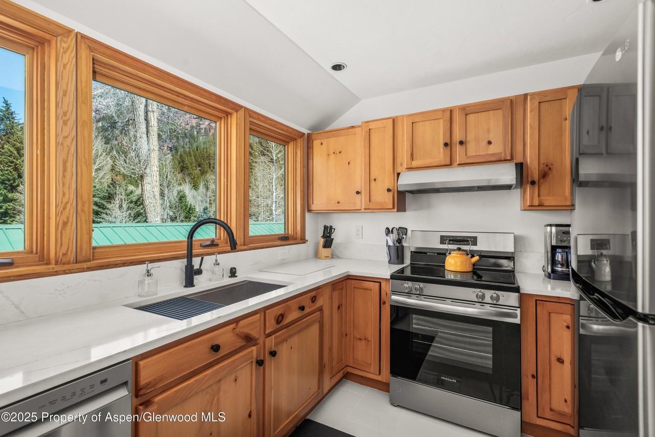 385 Redstone Boulevard unit: Upper - Photo 4 of 21