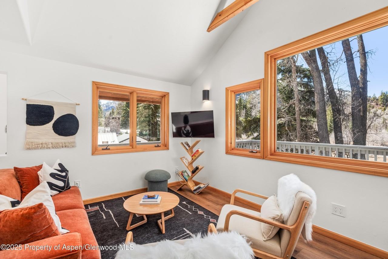 385 Redstone Boulevard unit: Upper - Photo 5 of 21