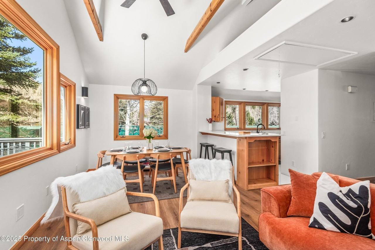 385 Redstone Boulevard unit: Upper - Photo 7 of 21