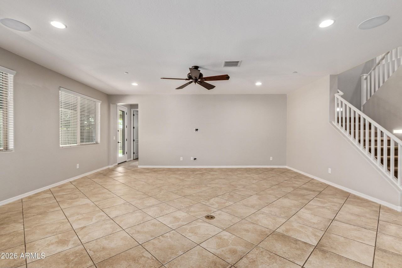 9372 W Louise Dr - Photo 4 of 29