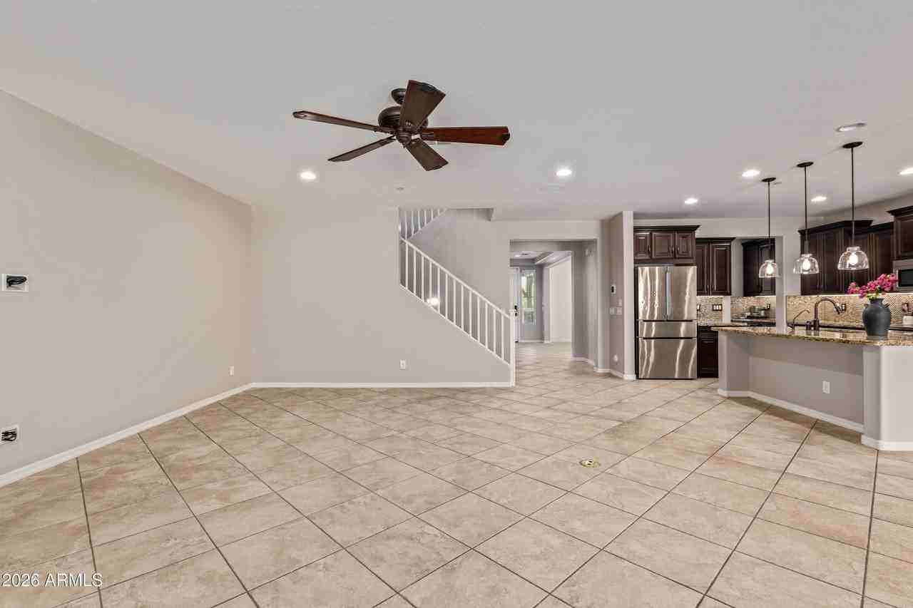 9372 W Louise Dr - Photo 5 of 29