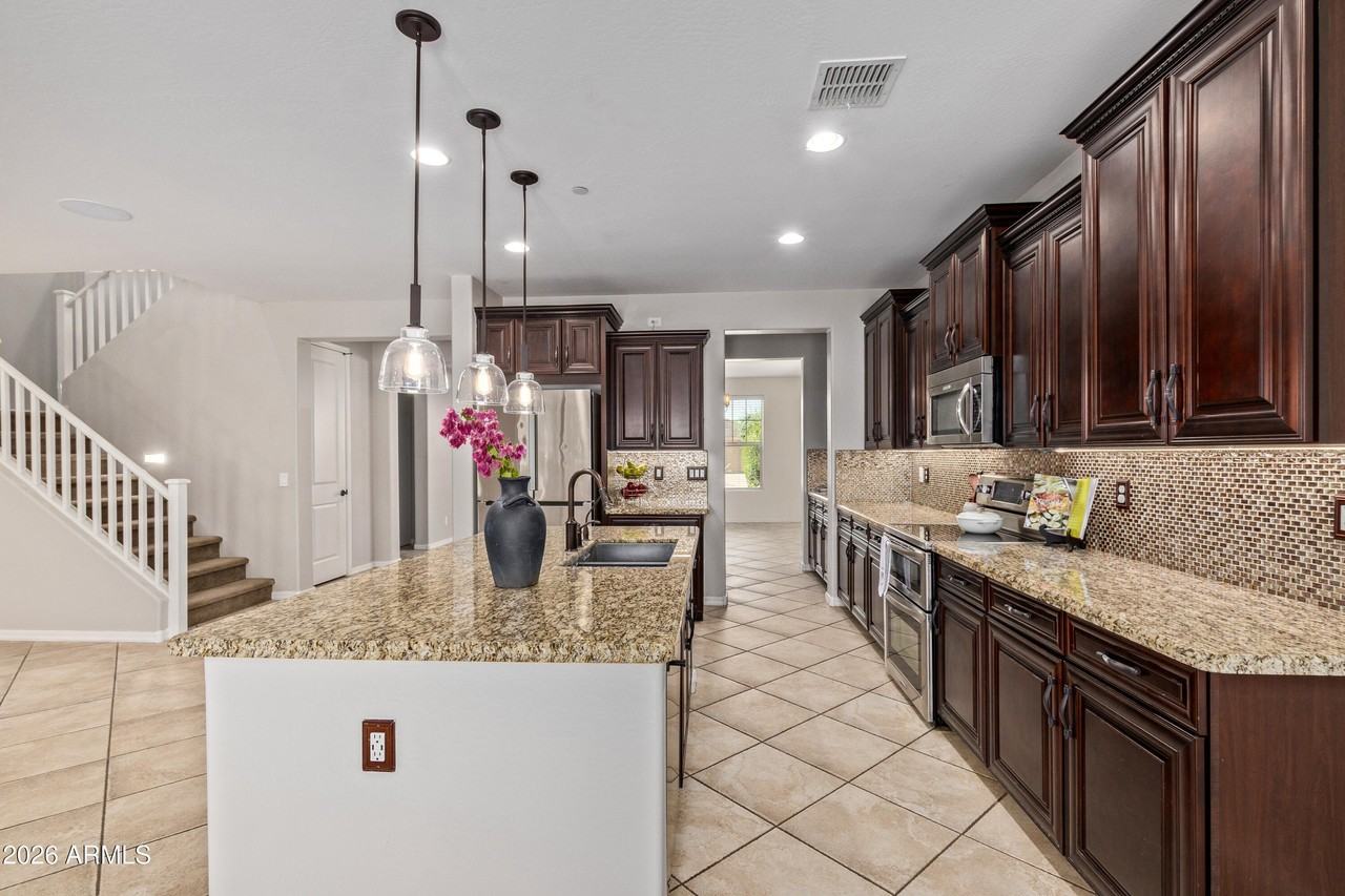 9372 W Louise Dr - Photo 6 of 29