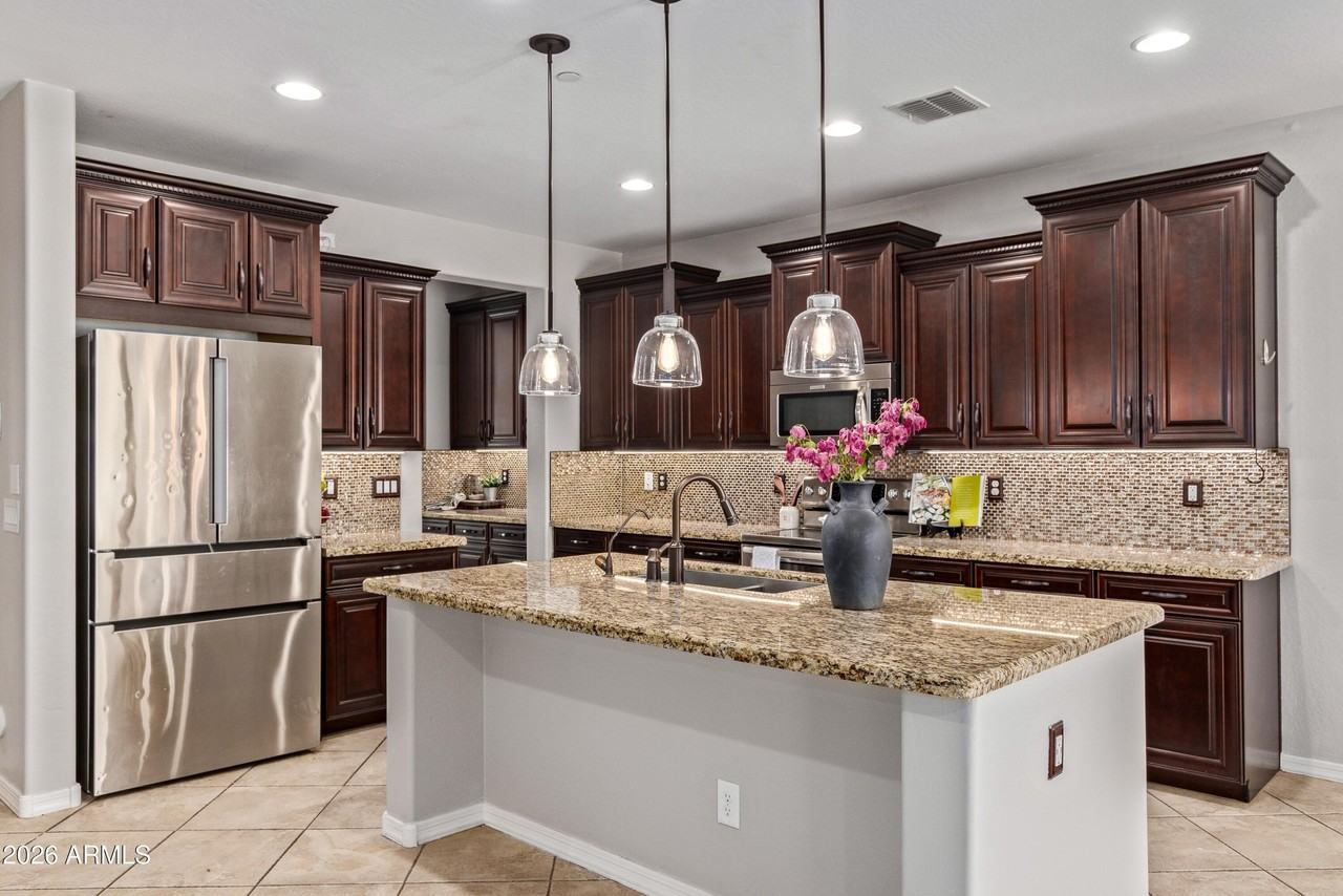 9372 W Louise Dr - Photo 7 of 29