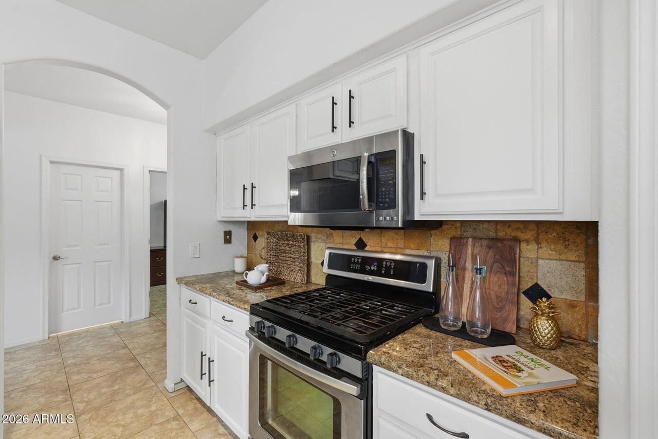 6843 S 26th St - Photo 4 of 44