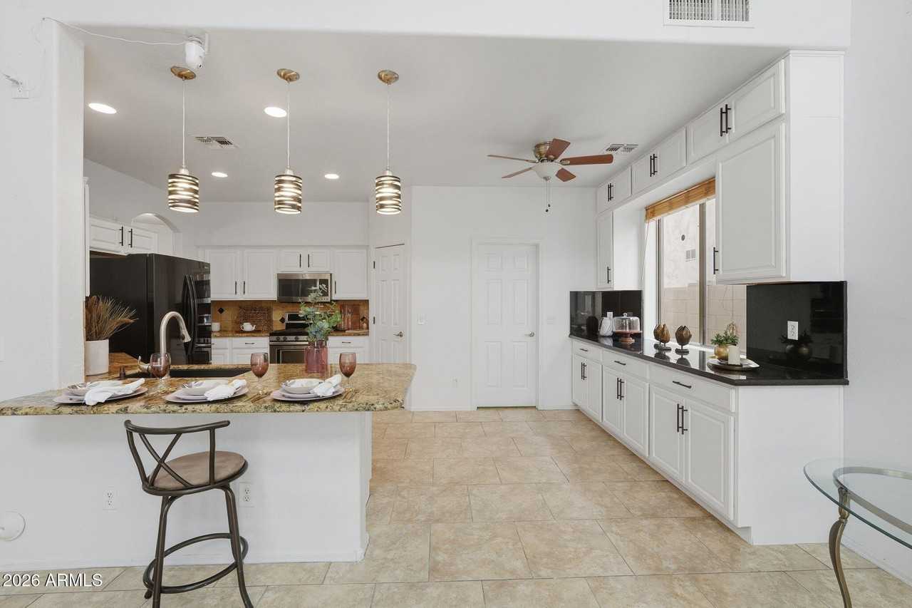 6843 S 26th St - Photo 5 of 44