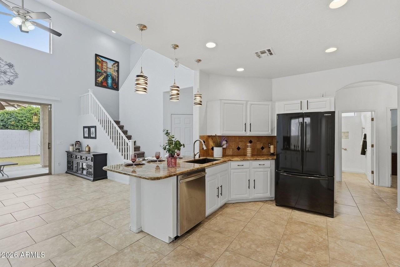 6843 S 26th St - Photo 7 of 44