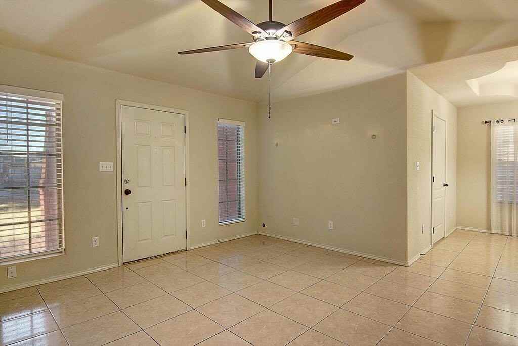 2910 Santa Ana St - Photo 5 of 36