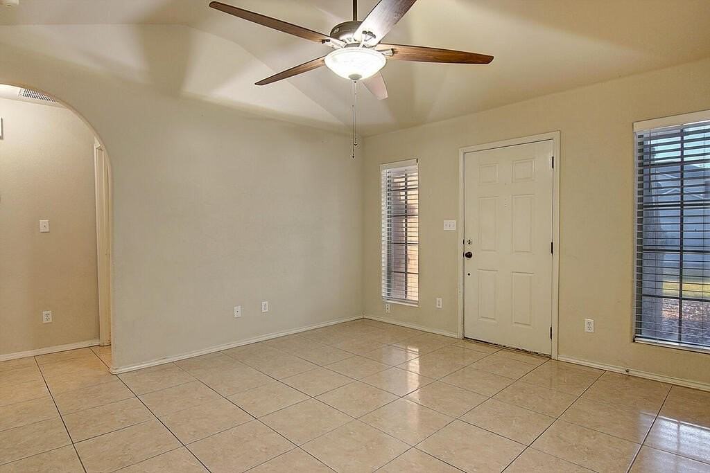 2910 Santa Ana St - Photo 6 of 36