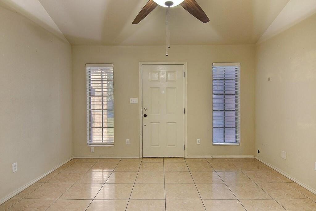 2910 Santa Ana St - Photo 7 of 36