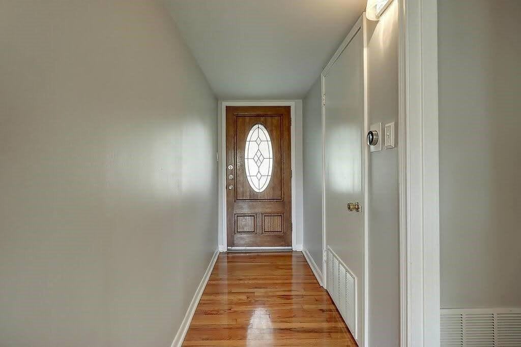 913 Delaine Dr - Photo 3 of 39