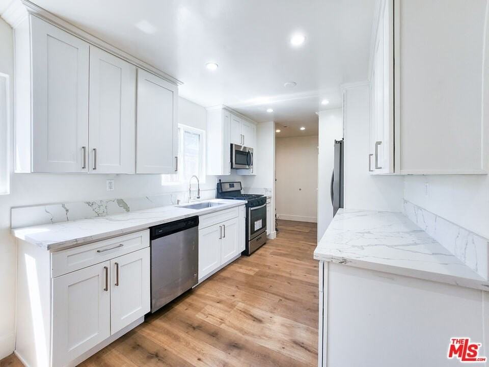 2917 N Coolidge Ave Unit 3 - Photo 3 of 16