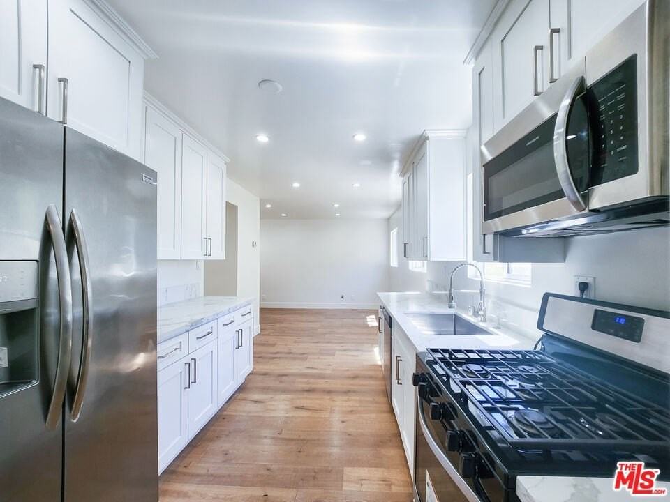 2917 N Coolidge Ave Unit 3 - Photo 4 of 16