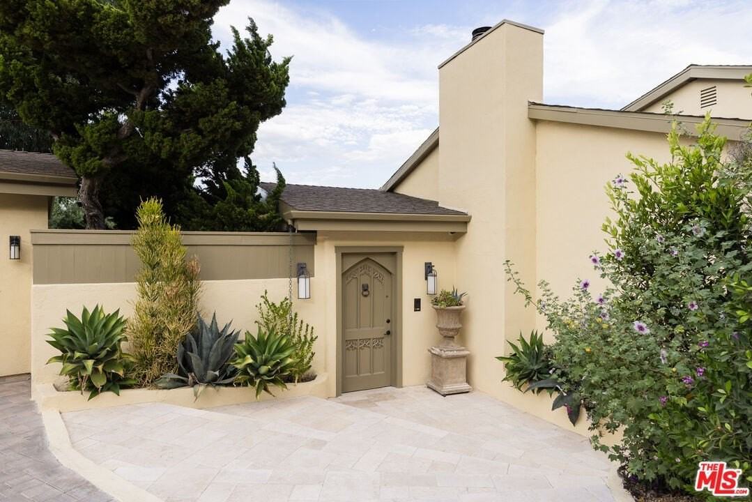 3425 Ione Dr - Photo 3 of 48