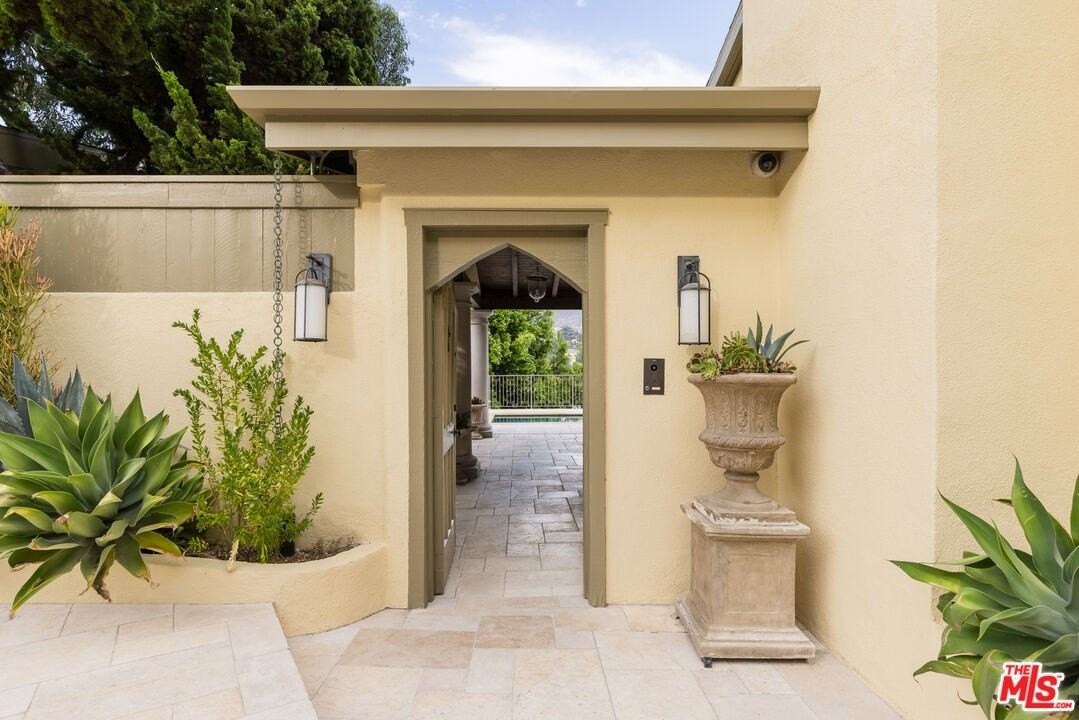 3425 Ione Dr - Photo 4 of 48