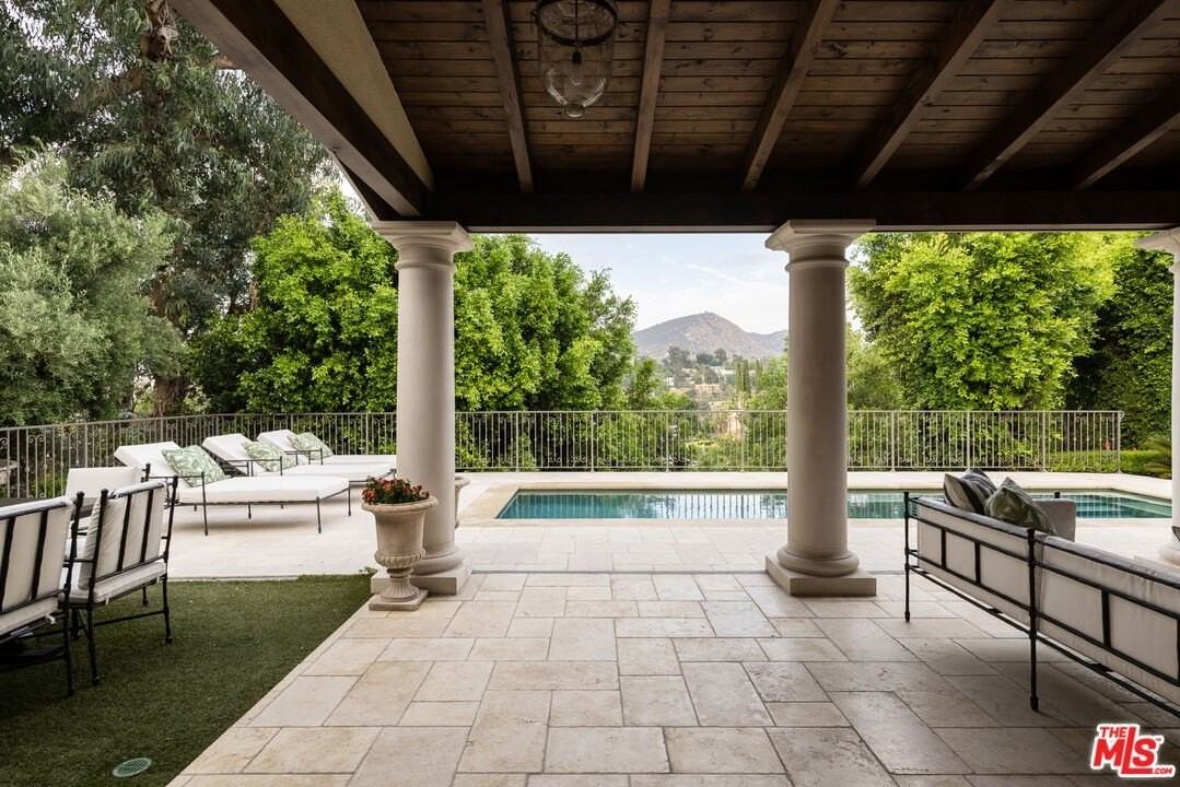 3425 Ione Dr - Photo 5 of 48