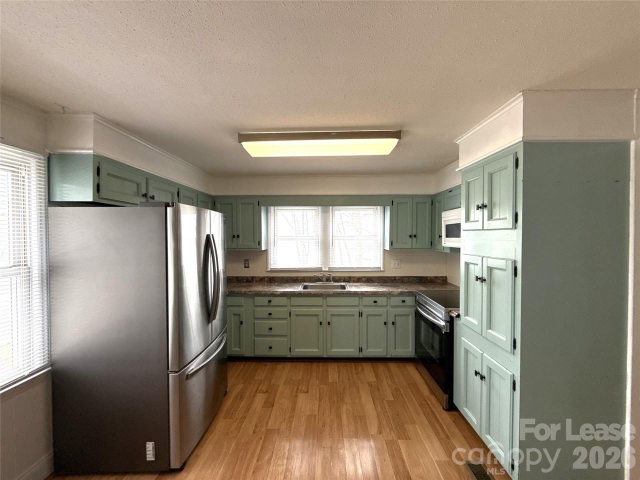 3628 Brooks Ln - Photo 5 of 25