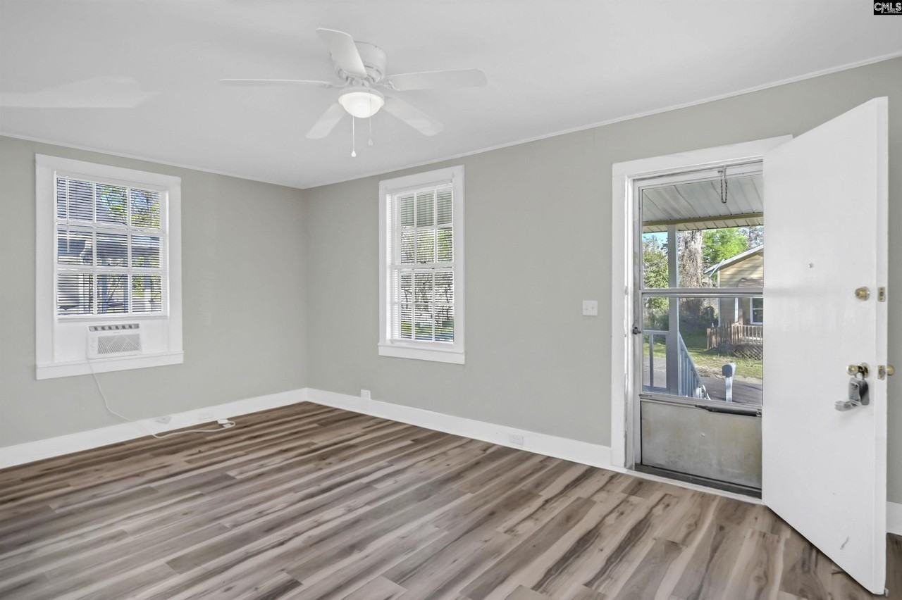 203 Augusta St - Photo 4 of 33