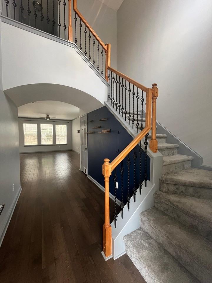 242 Medford Dr - Photo 2 of 19