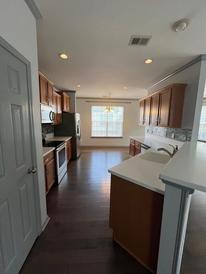 242 Medford Dr - Photo 5 of 19