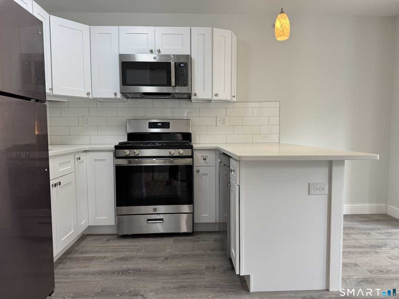 1085 Whalley Ave Unit 4 - Photo 5 of 12