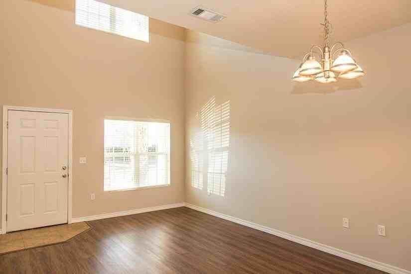 1514 Bentley Cir - Photo 4 of 24