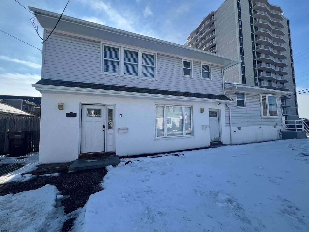 239 N Derby Ave - Photo 2 of 50