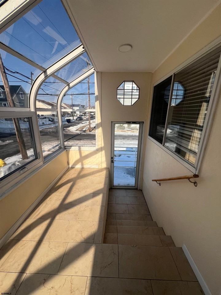 239 N Derby Ave - Photo 5 of 50