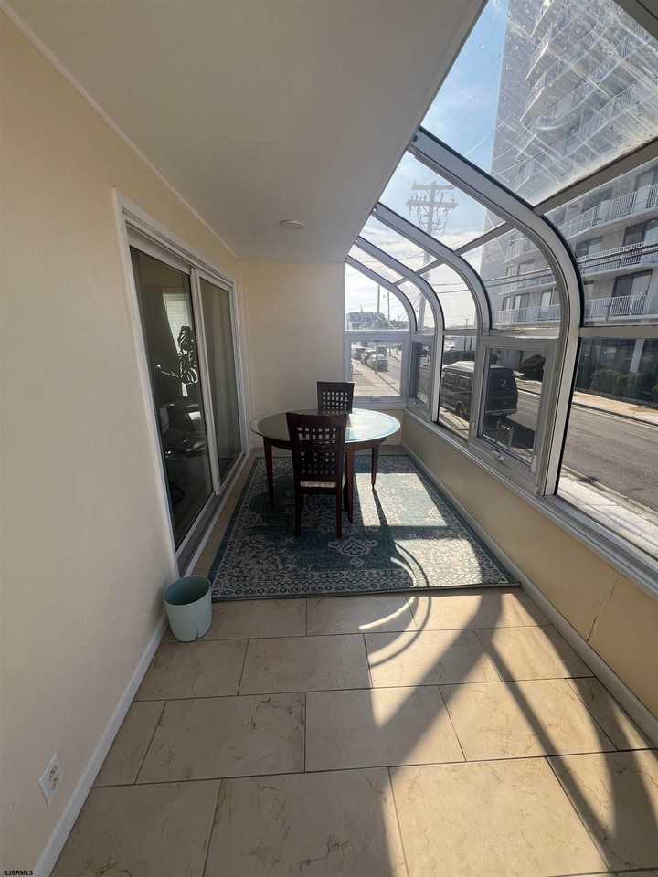 239 N Derby Ave - Photo 7 of 50