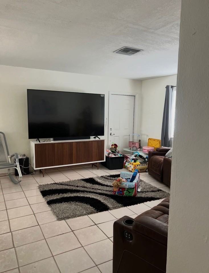 464 E 50th St - Photo 2 of 8