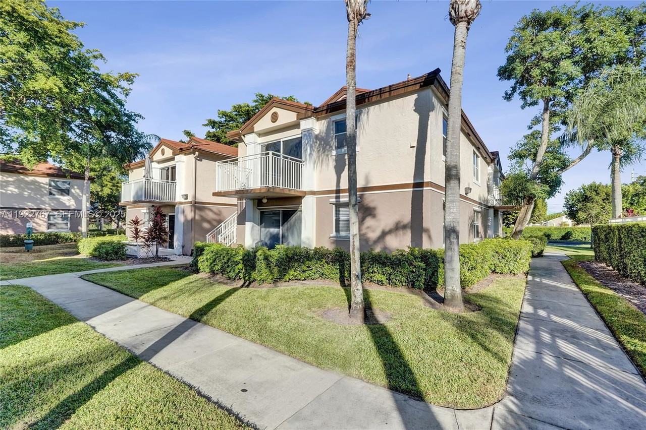 11201 Sw 13th St #204 - Photo 3 of 8