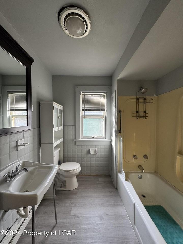 173 Franklin St - Photo 4 of 9