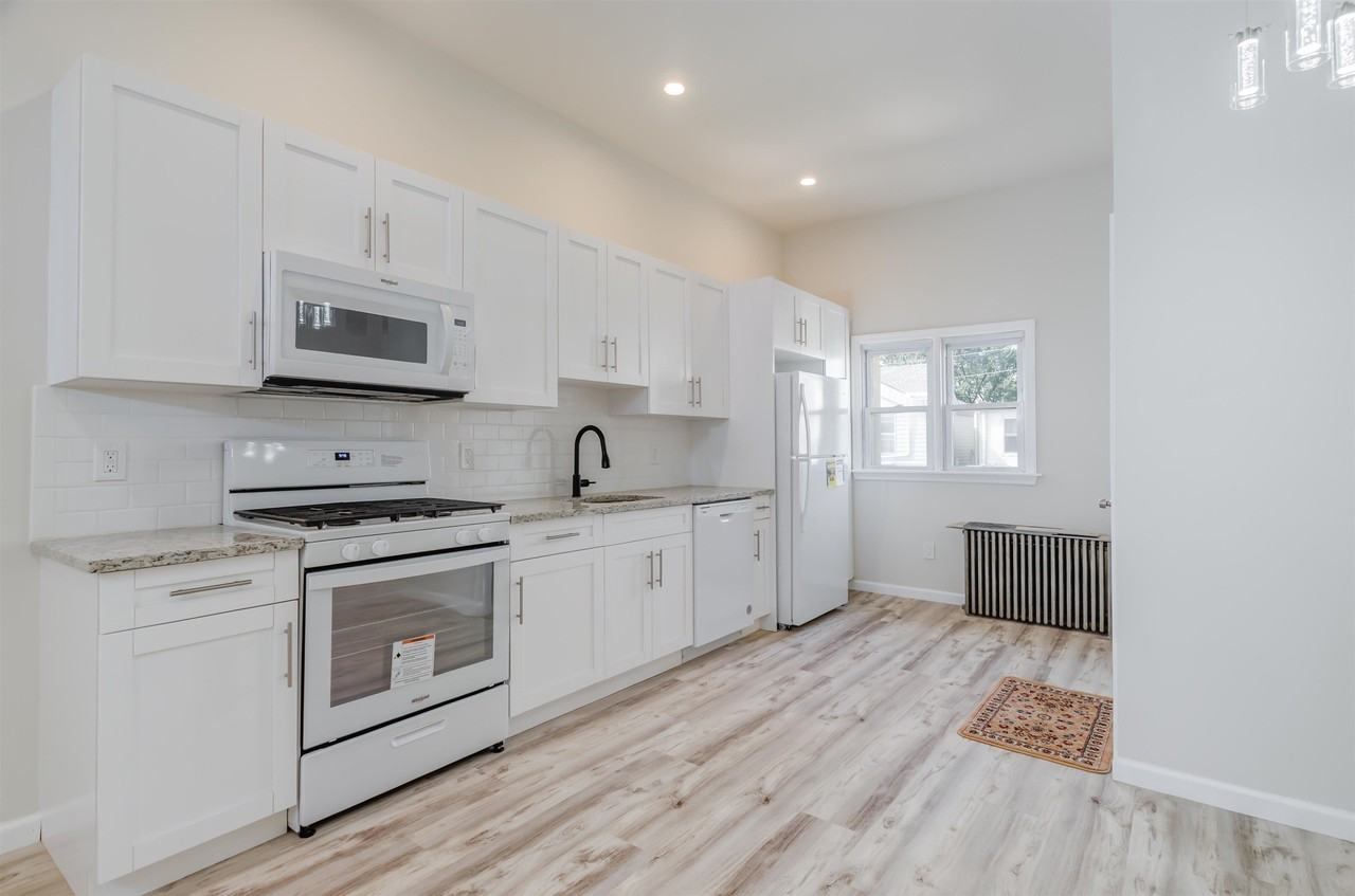 419 22nd St #3 - Photo 4 of 11