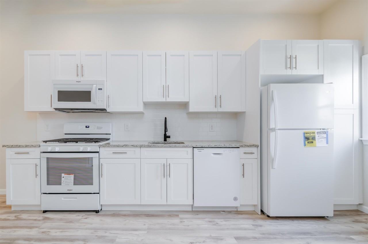 419 22nd St #3 - Photo 5 of 11