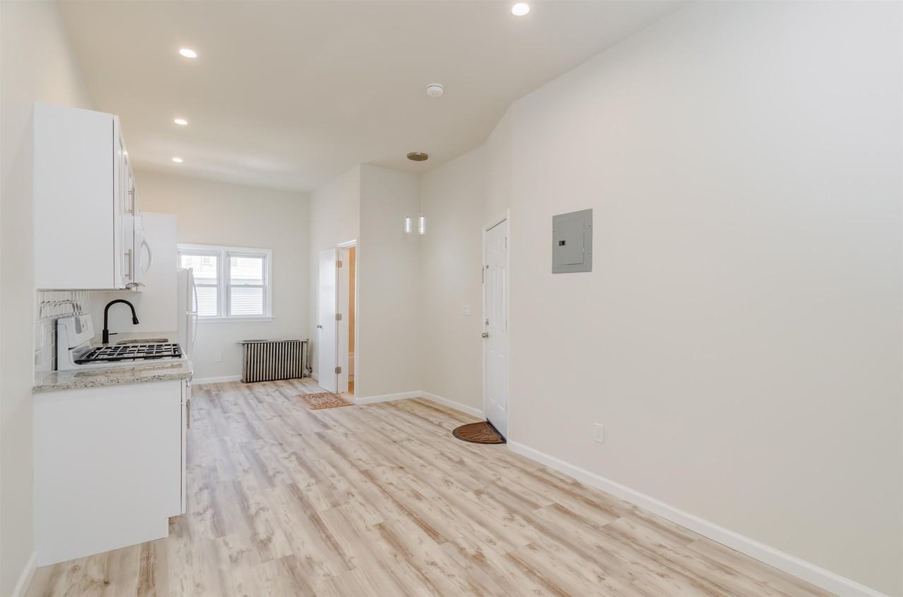 419 22nd St #3 - Photo 6 of 11